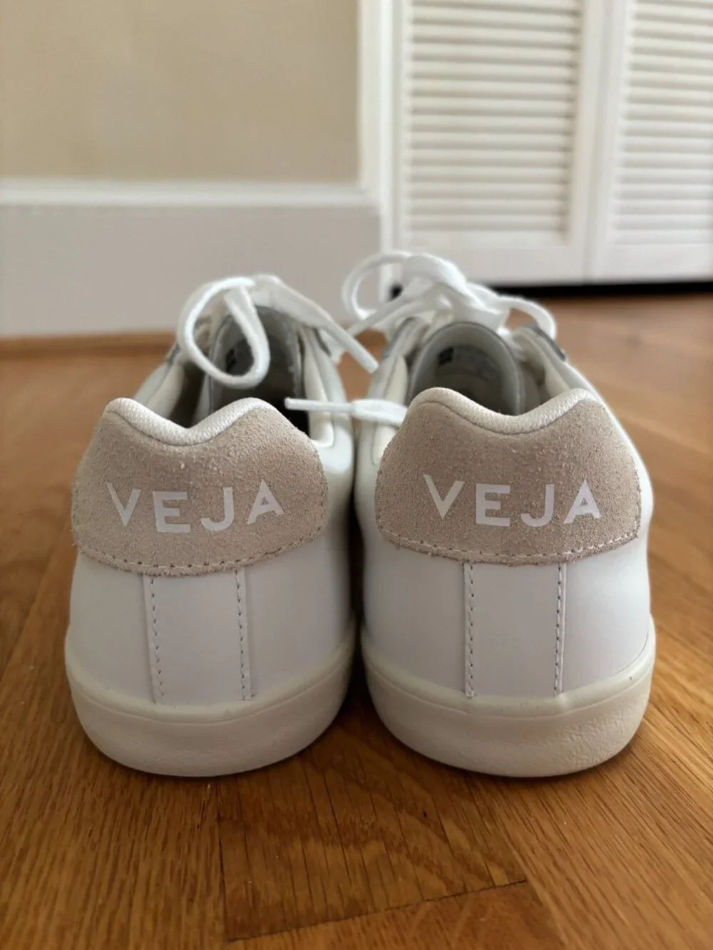 Veja White/Cream Leather Women's Sneakers - Size 8 - NEARLY NEW! FREE SHIPPING!